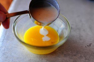 اضافه کردن مایع سس به تخم مرغ