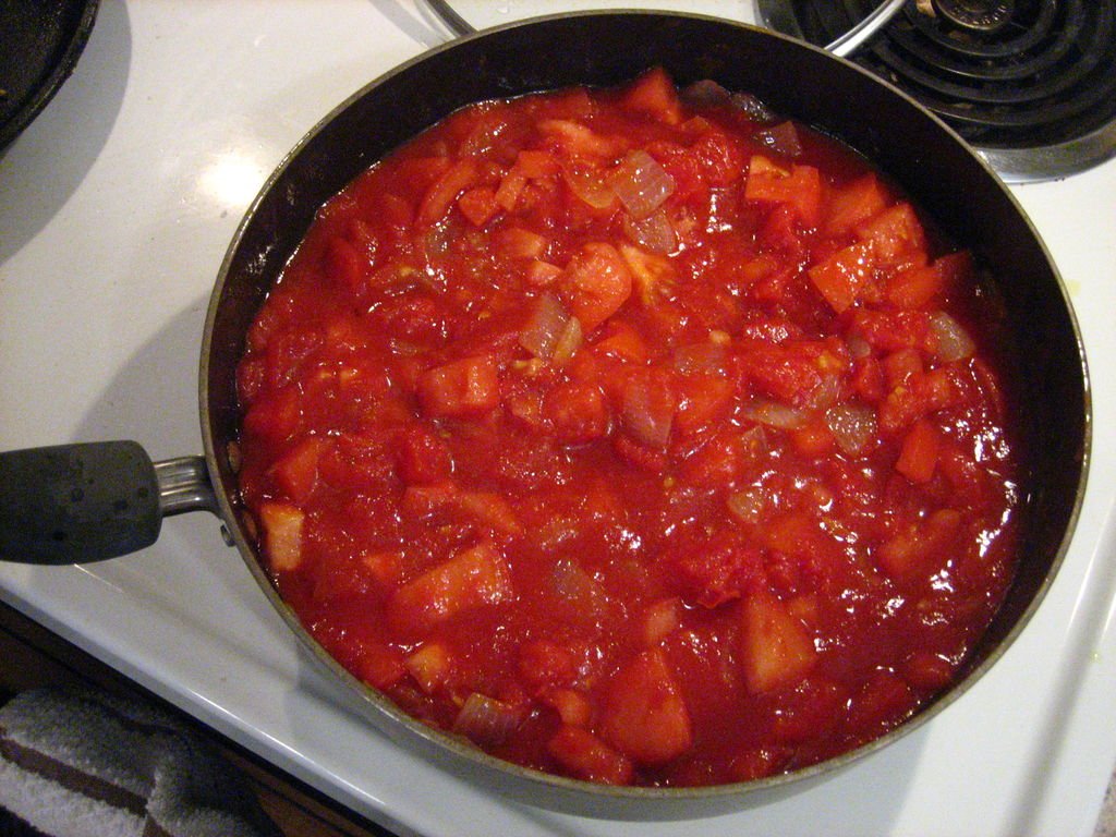 اضافه کردن گوجه فرنگی خرد شده و سس 