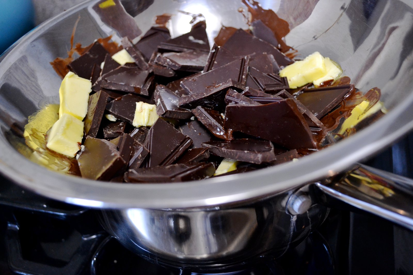 شکلات ها را با کره می گذاریم روی حرارت تا ذوب شود