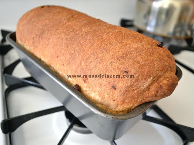  خمیر نان را داخل فر   با حرارت 400 درجه قرار می دهیم تا کاملا پخته شود  و روی آن  قهوه ای طلایی شود  