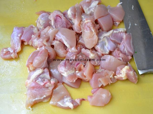  ران مرغ  را پاک کرده  و سپس آنها را به قطعات کوچک خرد می کنیم 