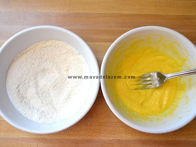 زرده تخم را با کره خوب مخلوط می کنیم تا صاف و یکدست شود. آرد و شکر را هم در یک کاسه دیگر با هم ترکیب می کنیم