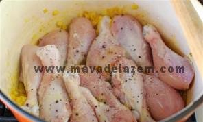تفت دادن مرغ ها در پیاز و سیر و اضافه کردن نمک و فلفل