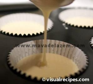 pour-vanilla-cupcake-batter