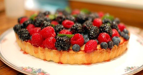 و روی آن را با میوه می پوشانیم