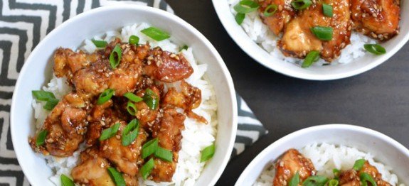 این غذا را با برنج سرو کنید و روی آن را با پیازچه خرد شده تزئین کنید