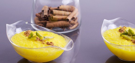 هل را در گلاب ریخته و کنار میگذاریم